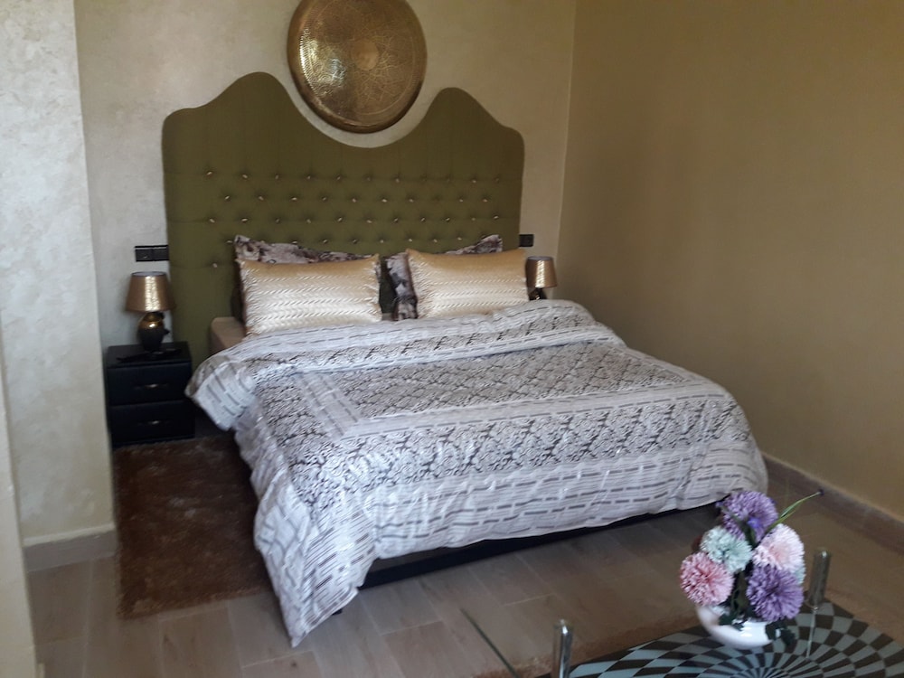 Economy Room, 1 King Bed, Garden View photo 3