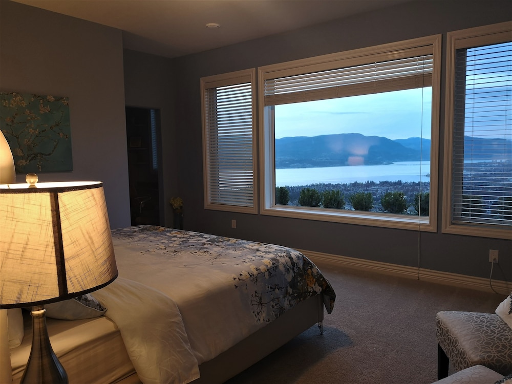 Classic Studio Suite, 4 Bedrooms, Hot Tub, Lake View photo 2