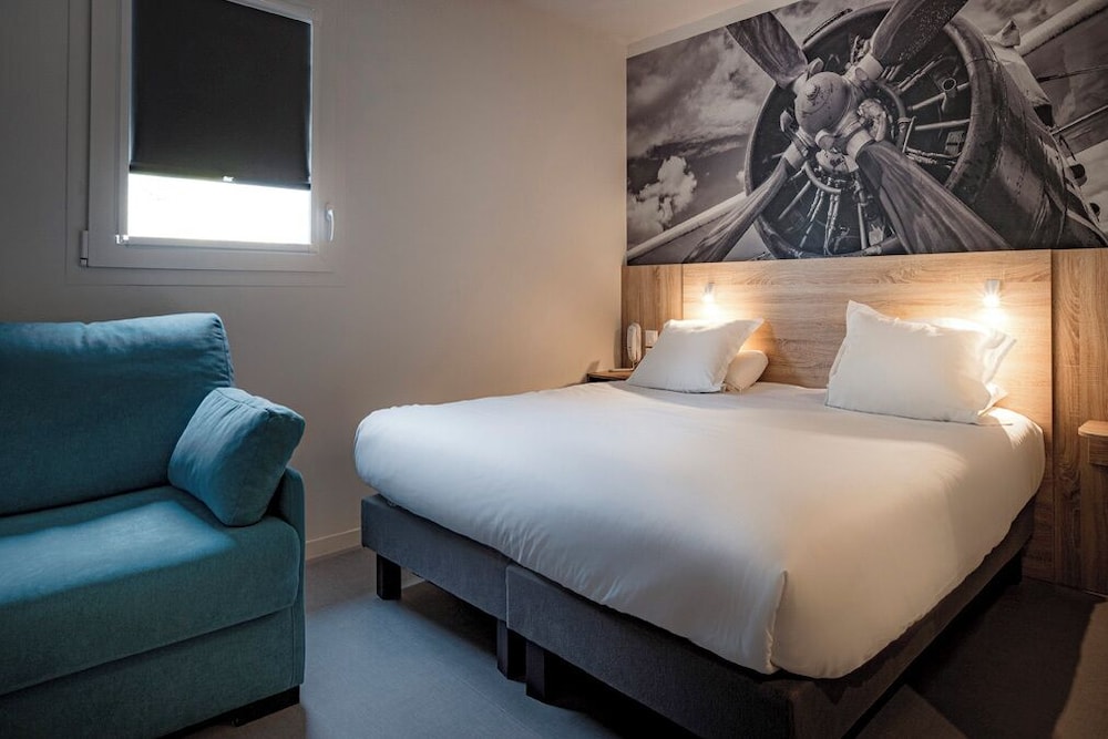 Superior Room, Multiple Beds (& 1 Junior bed) photo 2