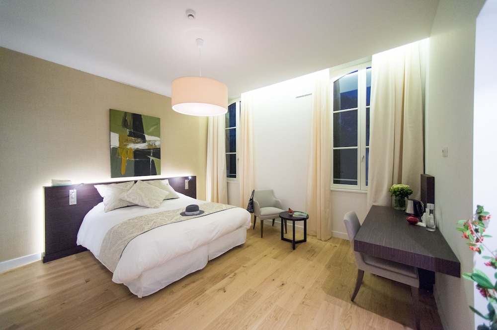 Deluxe Room, 1 King Bed, Non Smoking (Larger Room;Twin bed on request) photo 3