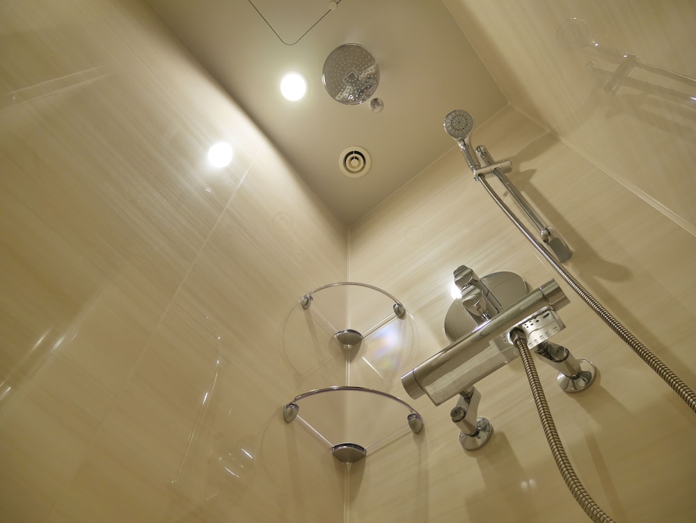 Superior Twin Room (Non-Smoking) Shower Booth photo 3