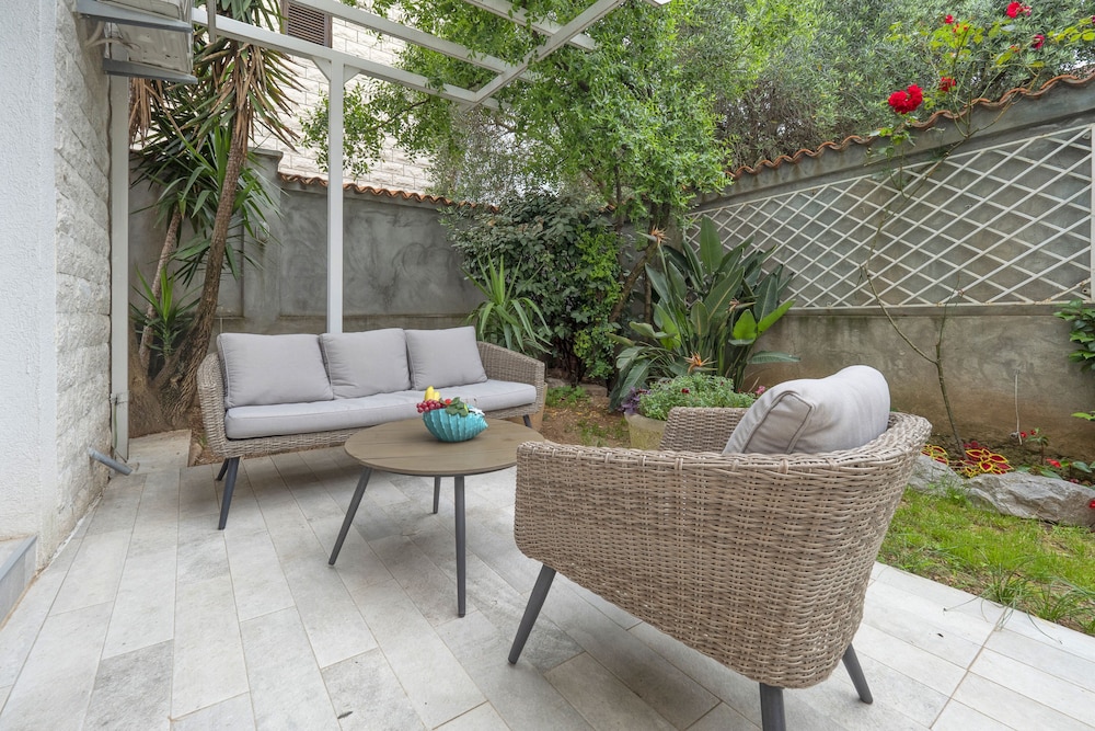 Romantic Studio Suite, Non Smoking, Garden View - Photo 8