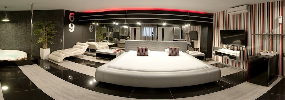 Premium Suite, Jetted Tub