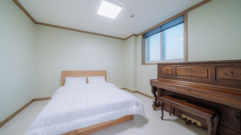 Room (Room 102) - Photo 10