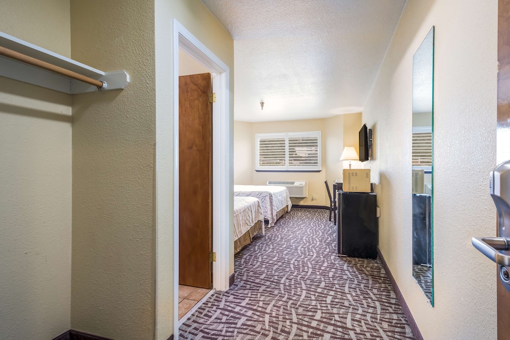 Comfort Room, 2 Queen Beds, Non Smoking photo 3