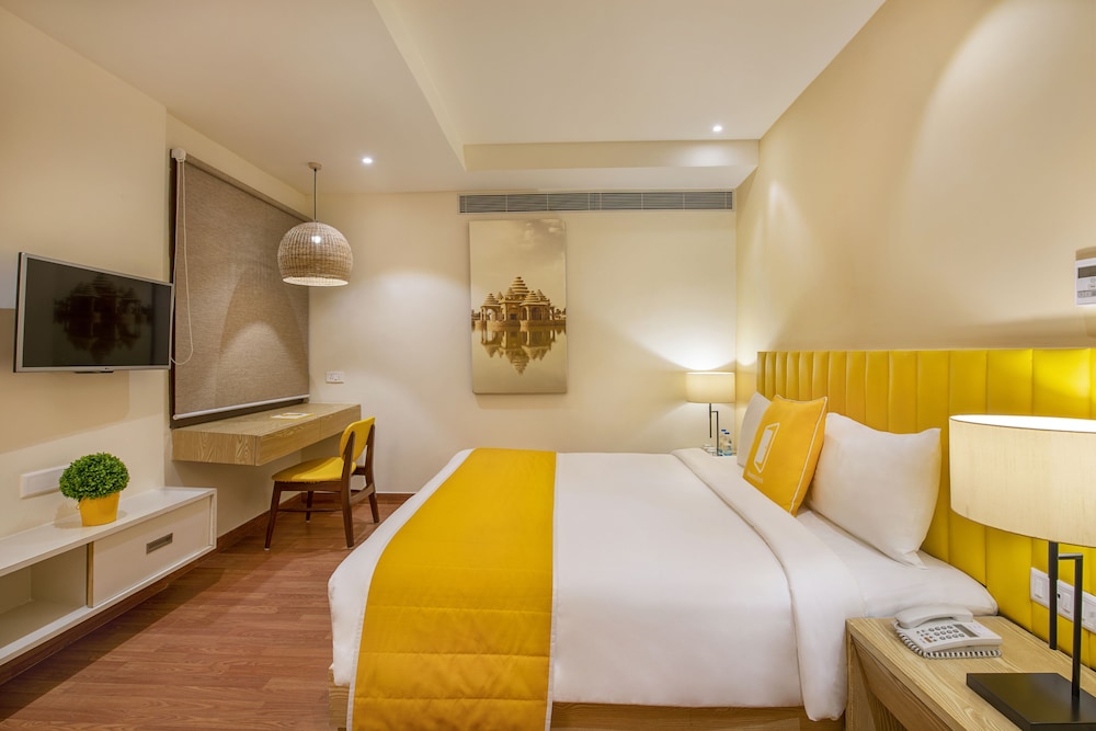 Standard Room, 1 King Bed, Non Smoking - Photo 4