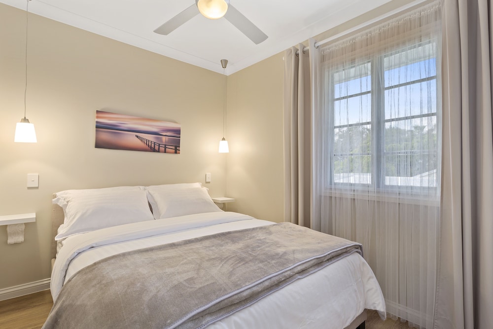 Waterfront Hamptons Style Holiday Home photo 2