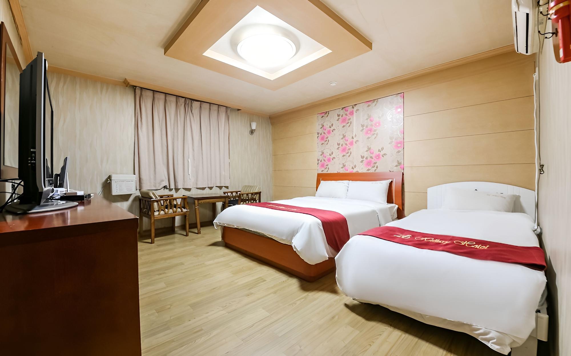 Room (Twin B (Double + Single)) photo 1