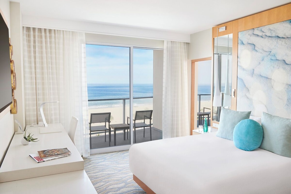 Suite, 1 King Bed with Sofa bed, Oceanfront photo 3