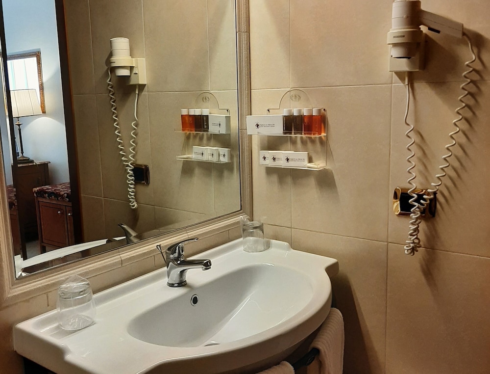 Standard Double or Twin Room - Photo 3