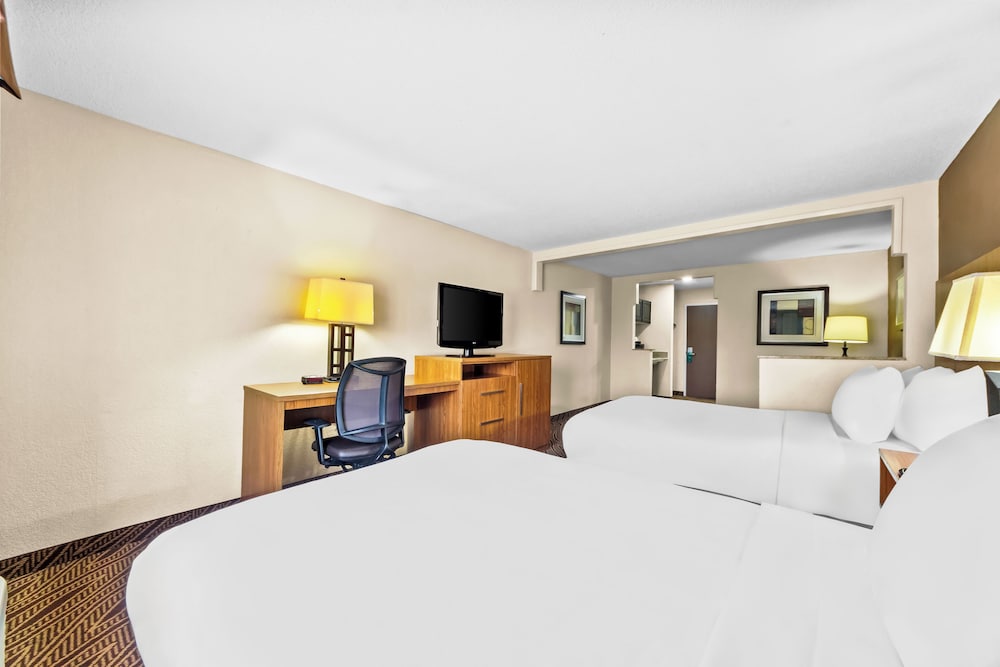 Suite, 2 Double Beds, Non Smoking - Photo 5