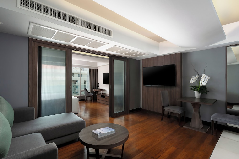Junior Suite, 1 King Bed, Accessible photo 3