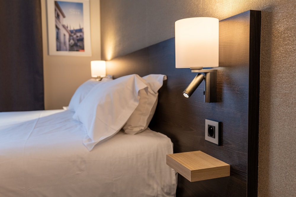 Business Double Room, 1 Queen Bed, Courtyard View (4)
