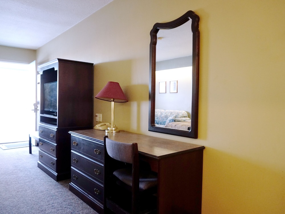 Deluxe Room, 1 Queen Bed photo 2