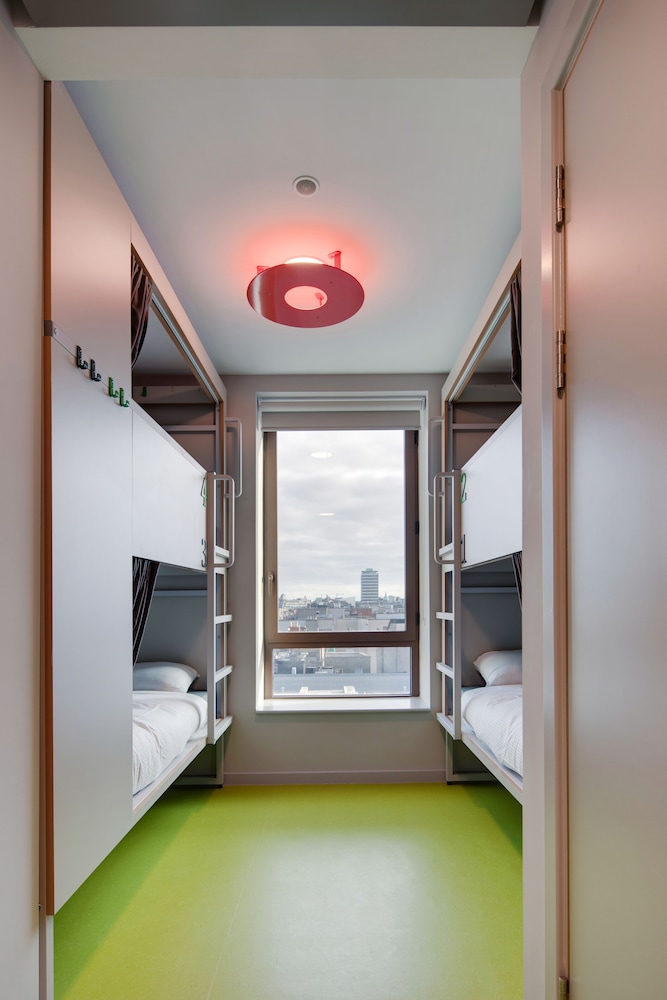 4 Bed, Mixed Dorm, En Suite Bathroom photo 1