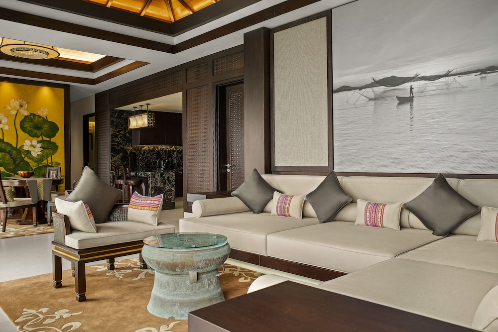 Three Bedroom Seaview Hill Villa with Heated Pool - Photo 9