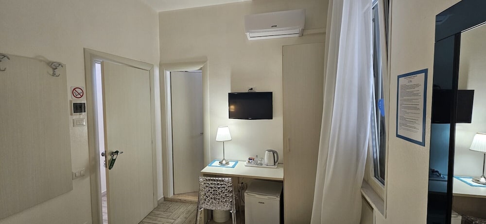 Business Room, 1 Double Bed, Non Smoking, Private Bathroom