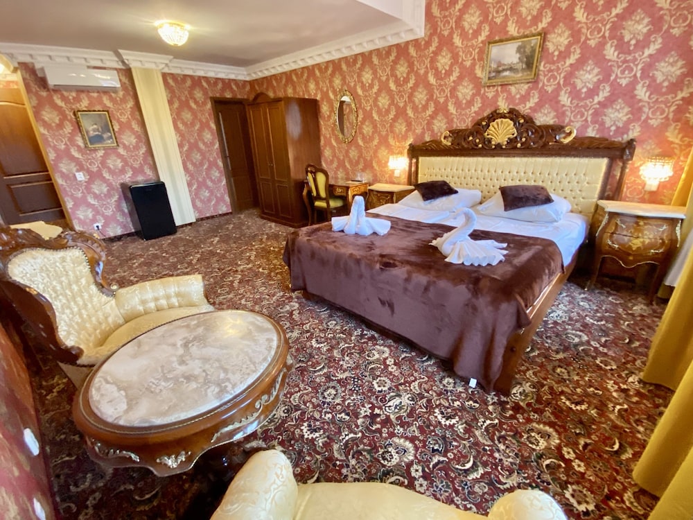 Royal Triple Room, 1 Bedroom, City View