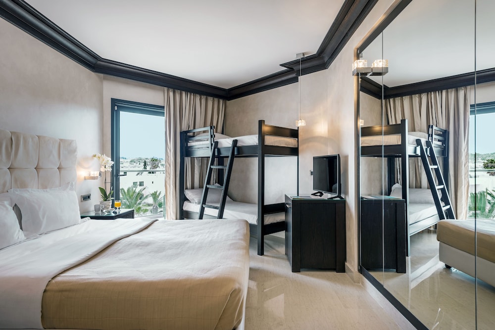 Quadruple Room (Land View) - Photo 1