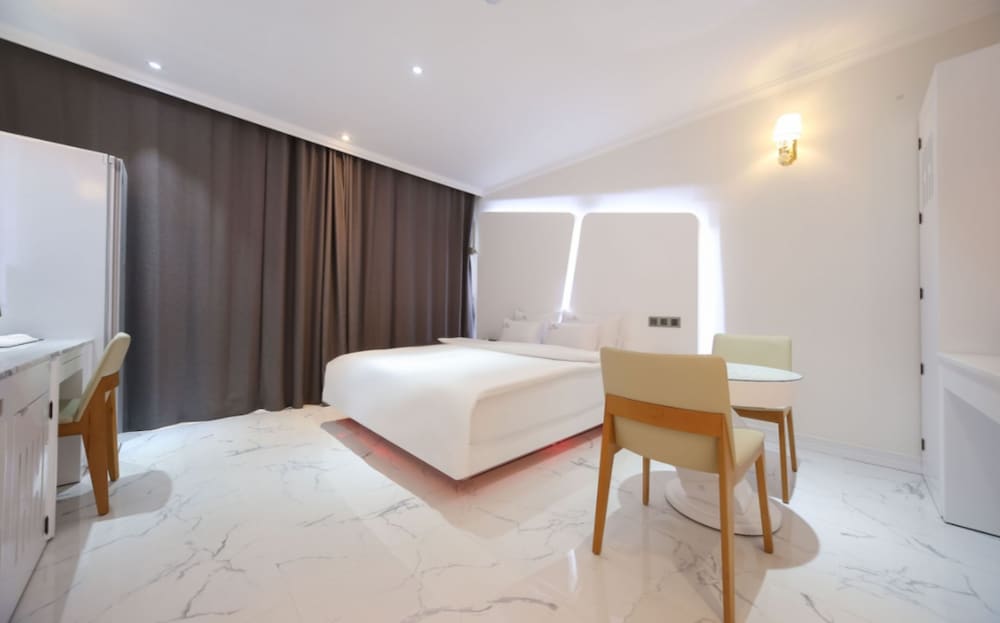 Deluxe Room - Photo 2