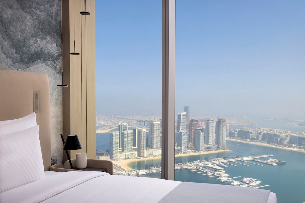 Premium Room, 1 King Bed, Club Lounge Access (High Floor) thumbnail 6