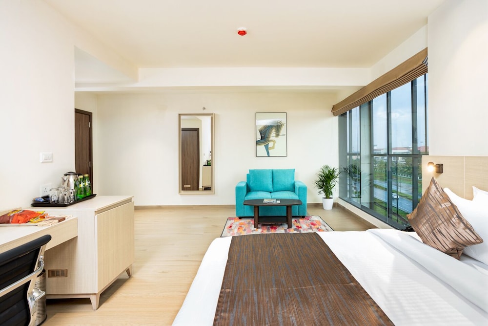 EXECUTIVE AIRPORT VIEW ROOMS with Free Airport Pick up/Drop - Photo 4