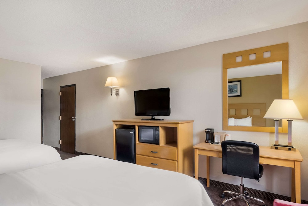Standard Room, 2 Queen Beds, Non Smoking - Photo 4