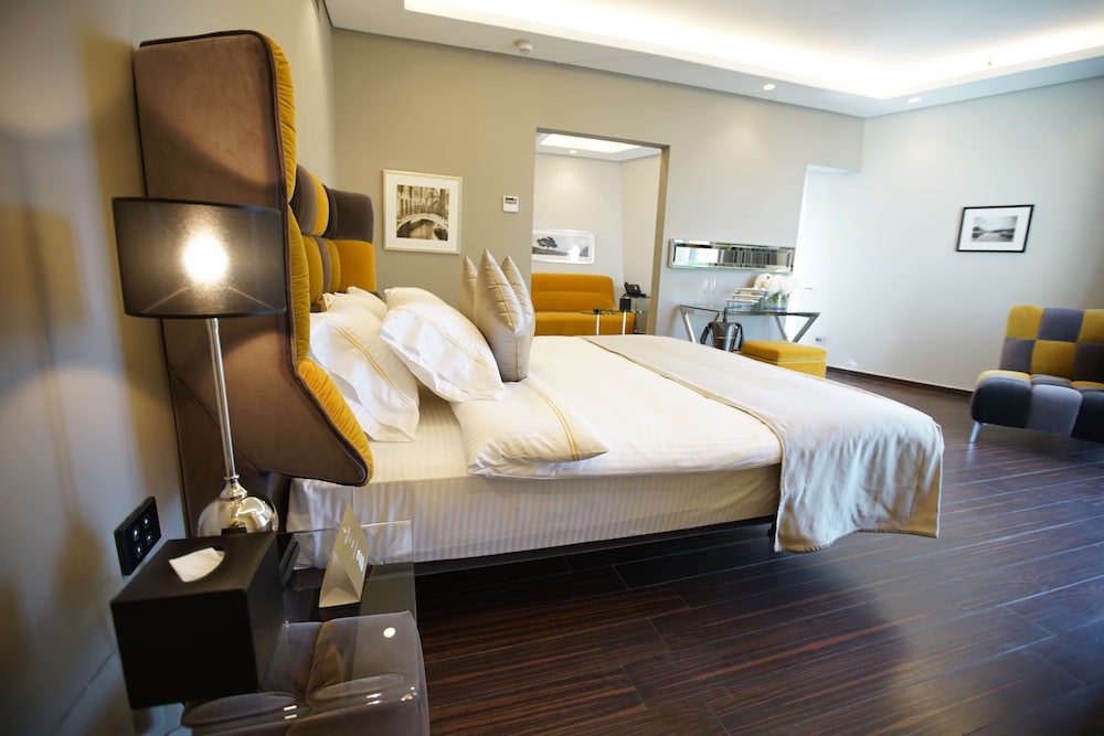 Suite, 1 King Bed, Bathtub photo 1