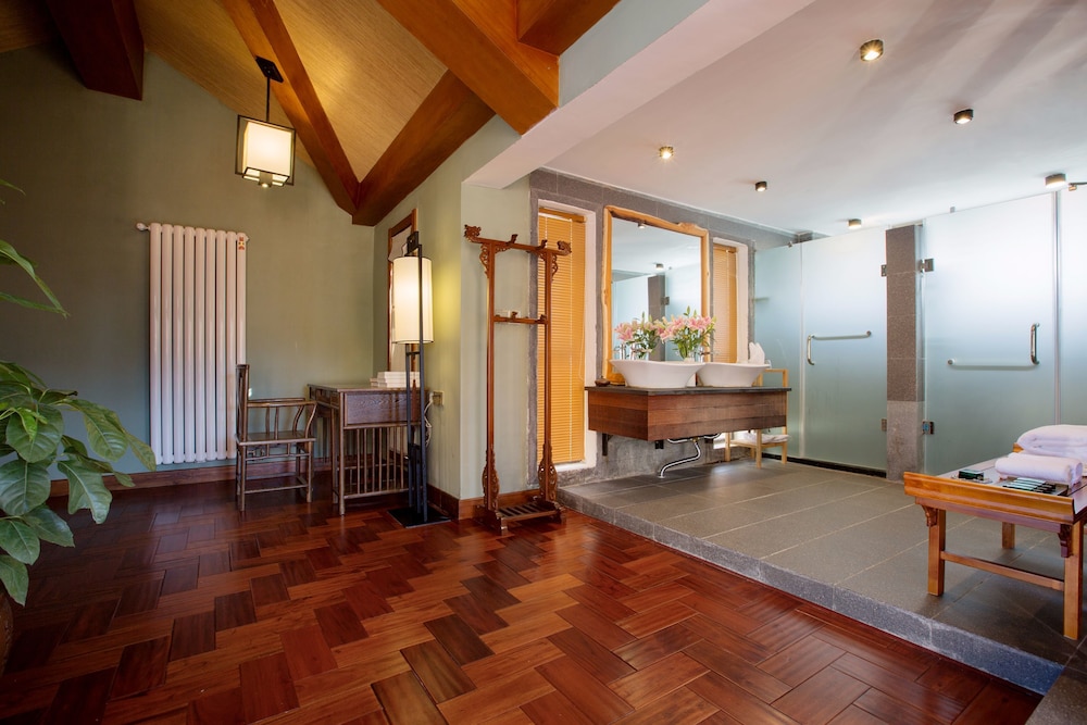 Family Room, Lake View photo 3