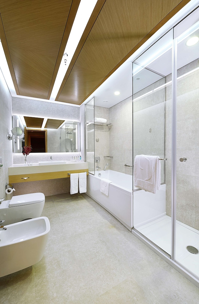 Superior Twin Room - Complimentary Luxury Transfers to Jumeirah Beach and Mall of Emirates thumbnail 6
