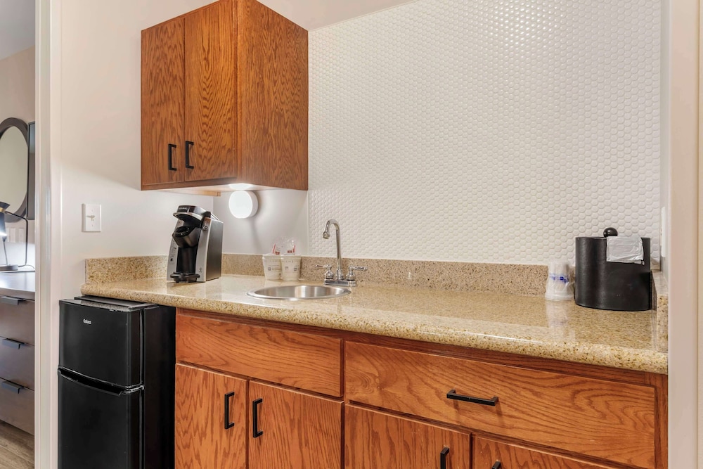 Standard Room, 2 Queen Beds, Non Smoking, Refrigerator & Microwave - Photo 3
