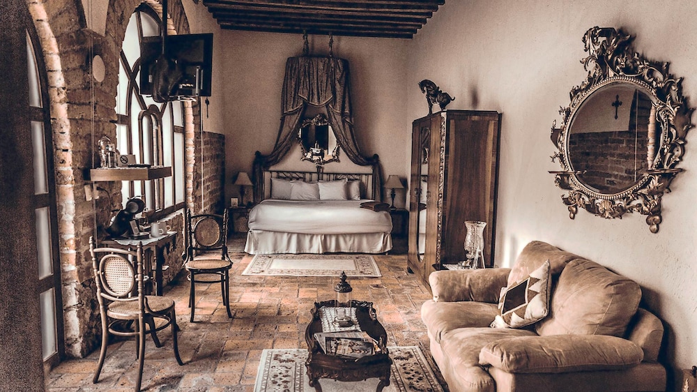 Junior Suite, 1 King Bed, Courtyard Area photo 3