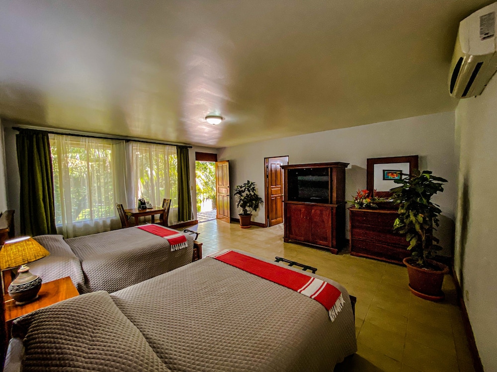 Deluxe Double Room, 2 Queen Beds, Garden View