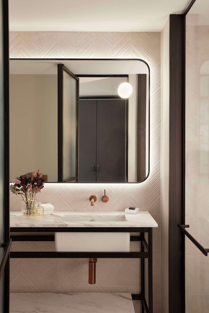 Premier Room, 1 King Bed, City View (King Heritage Room, Bourke St View)