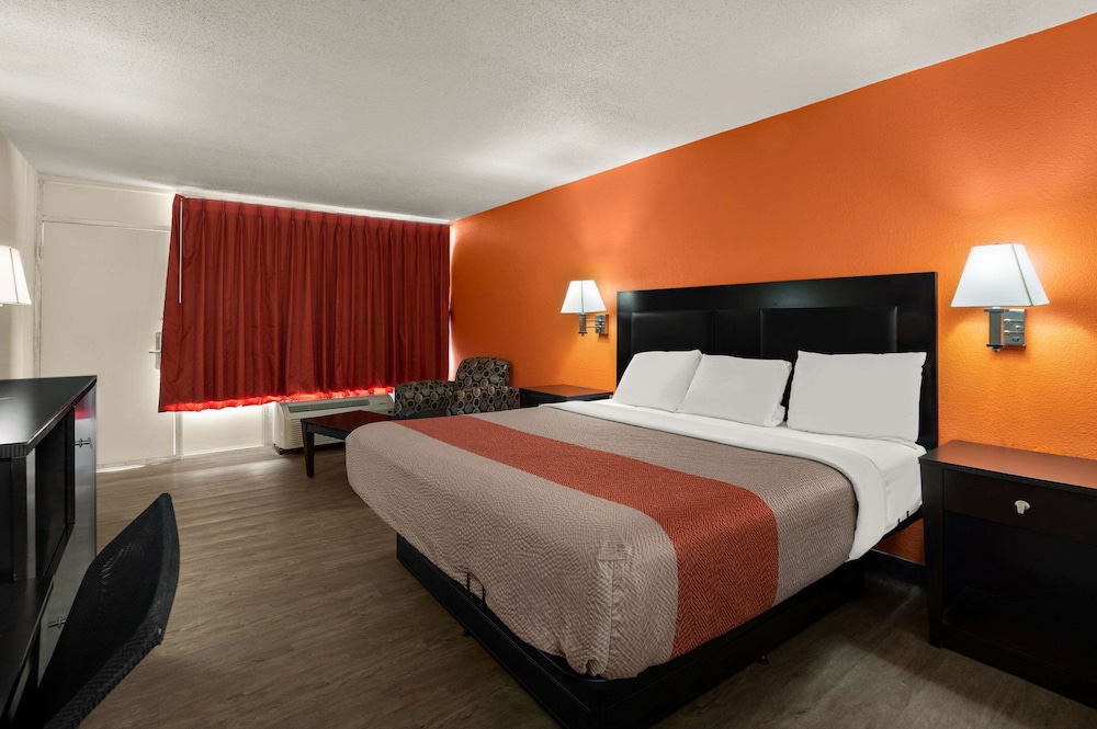 Standard Room, 1 King Bed, Smoking - Photo 8