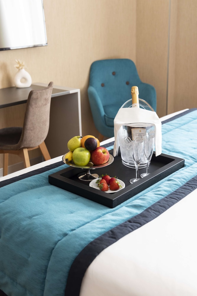 Junior Suite, Multiple Beds, Non Smoking, Balcony (Living Room) - Photo 4