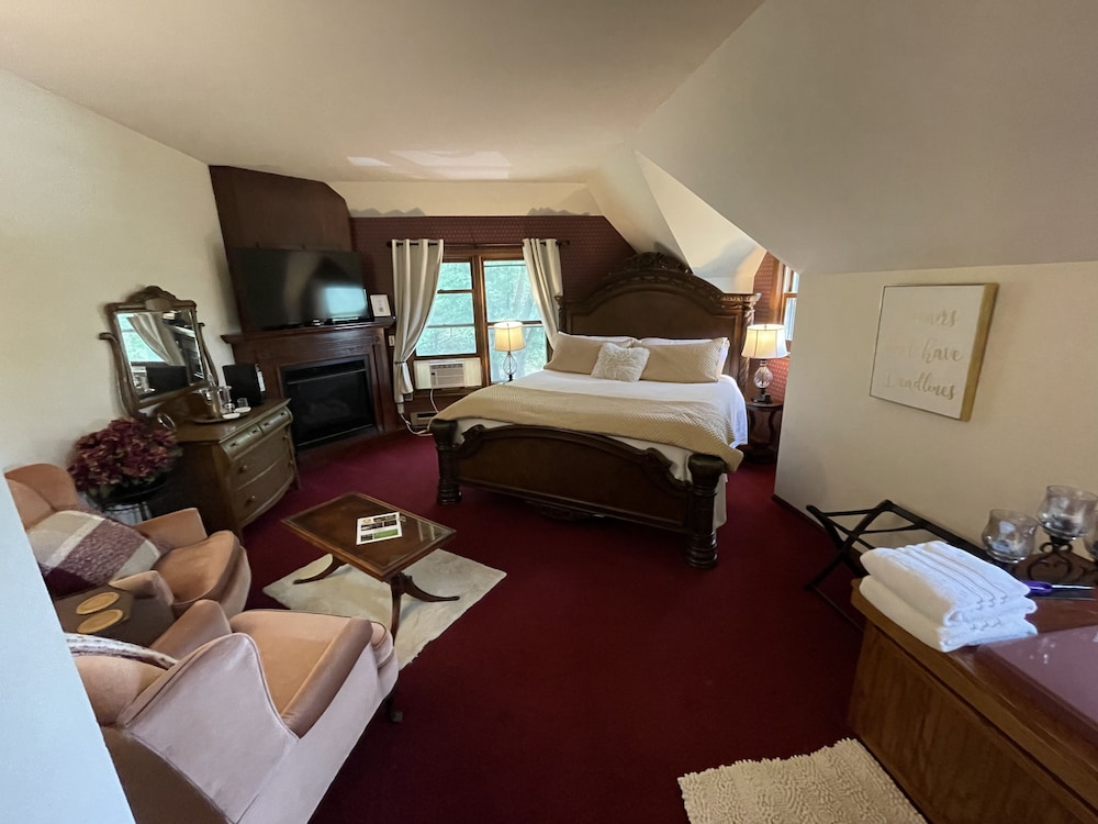 Comfort Studio Suite, 1 King Bed, Jetted Tub, Corner photo 1