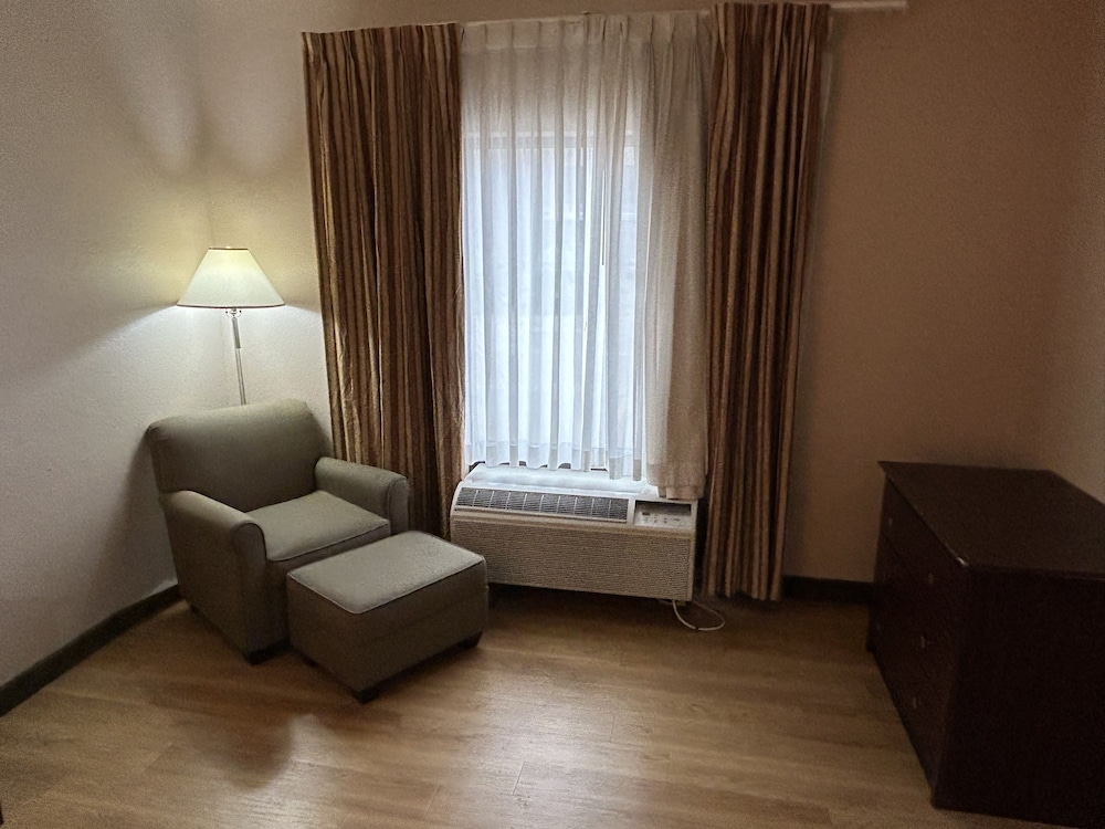 Standard Room, 1 King Bed photo 3