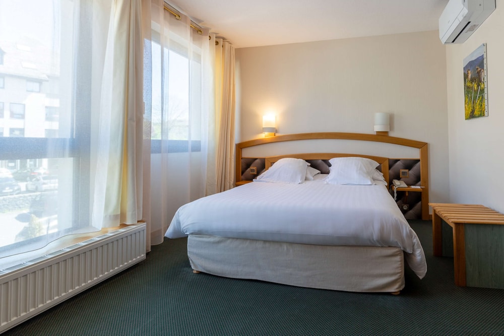 Junior Suite, 1 Queen Bed, Non Smoking (Living Room;with Sofabed) photo 2