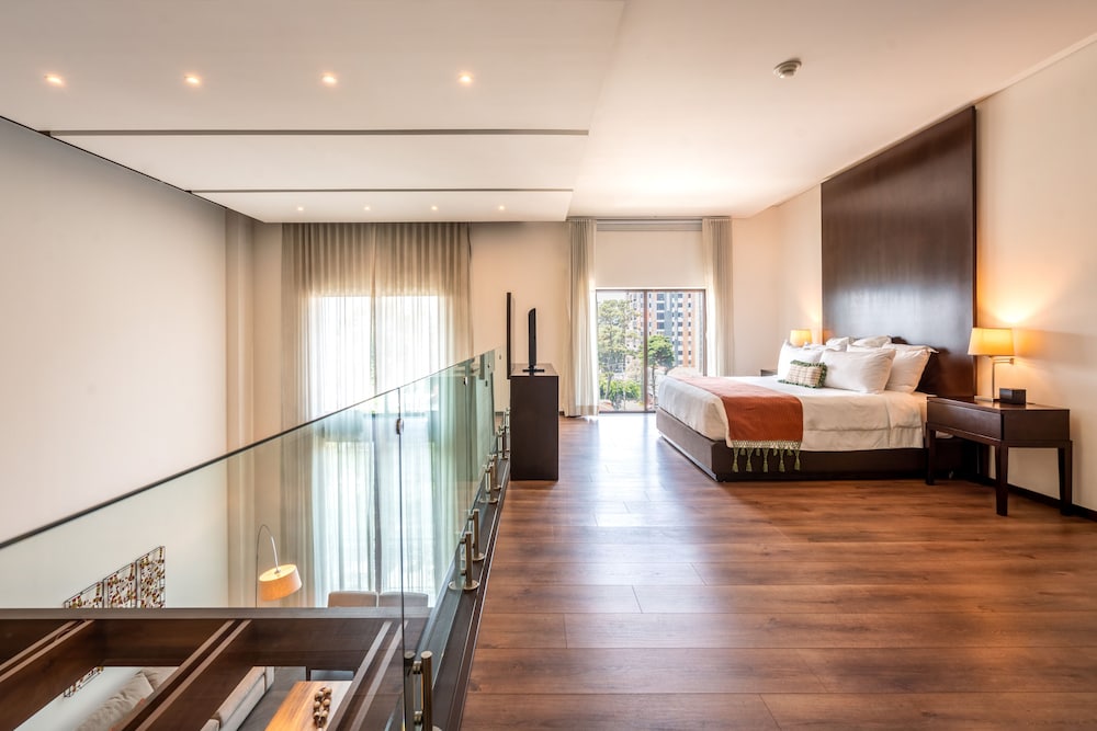 Deluxe Suite, 2 Bedrooms, Kitchen, City View