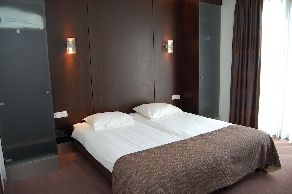 Standard Room, 3 Twin Beds, Non Smoking - Photo 9
