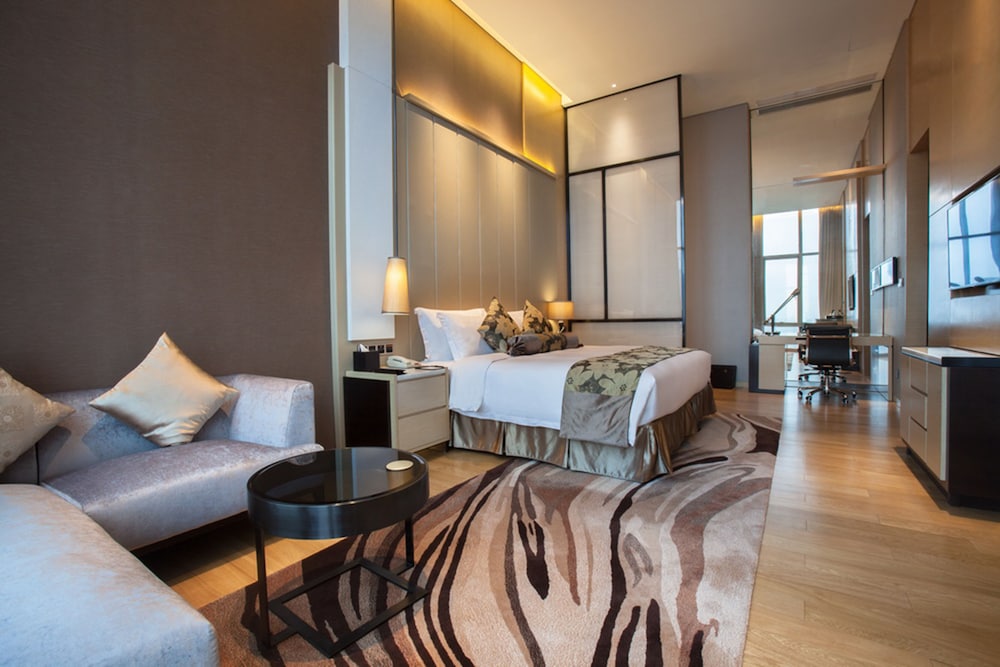 Executive Suite, 1 King Bed, Non Smoking, City View thumbnail 6
