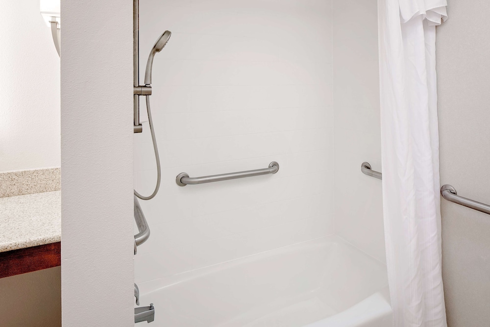 Suite, 1 King Bed, Accessible, Bathtub - Photo 2