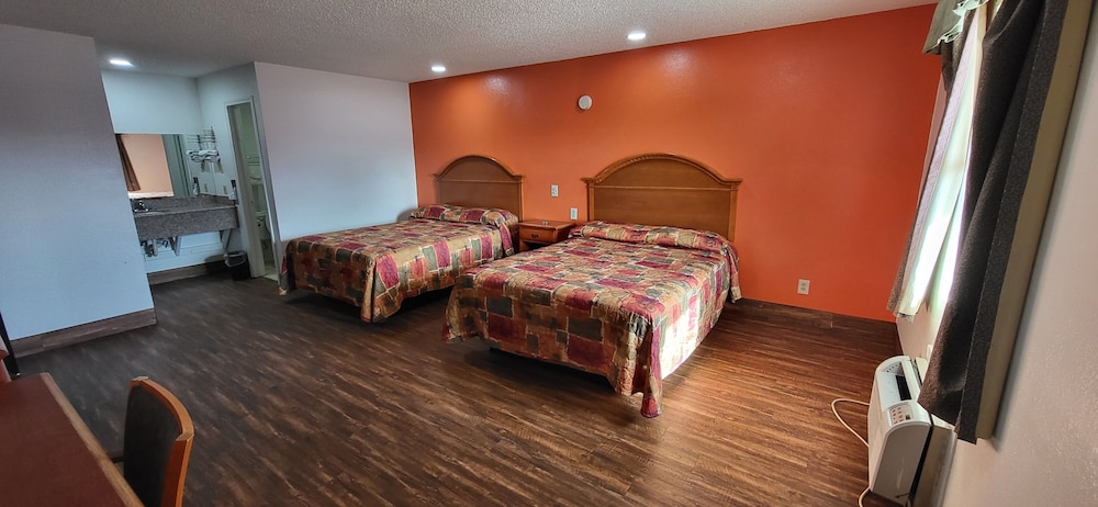 Room, 2 Queen Beds, Smoking photo 1