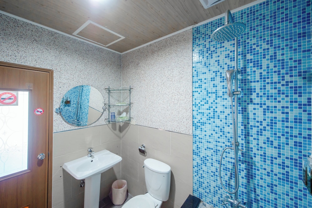 King Room with Lake View - Photo 10