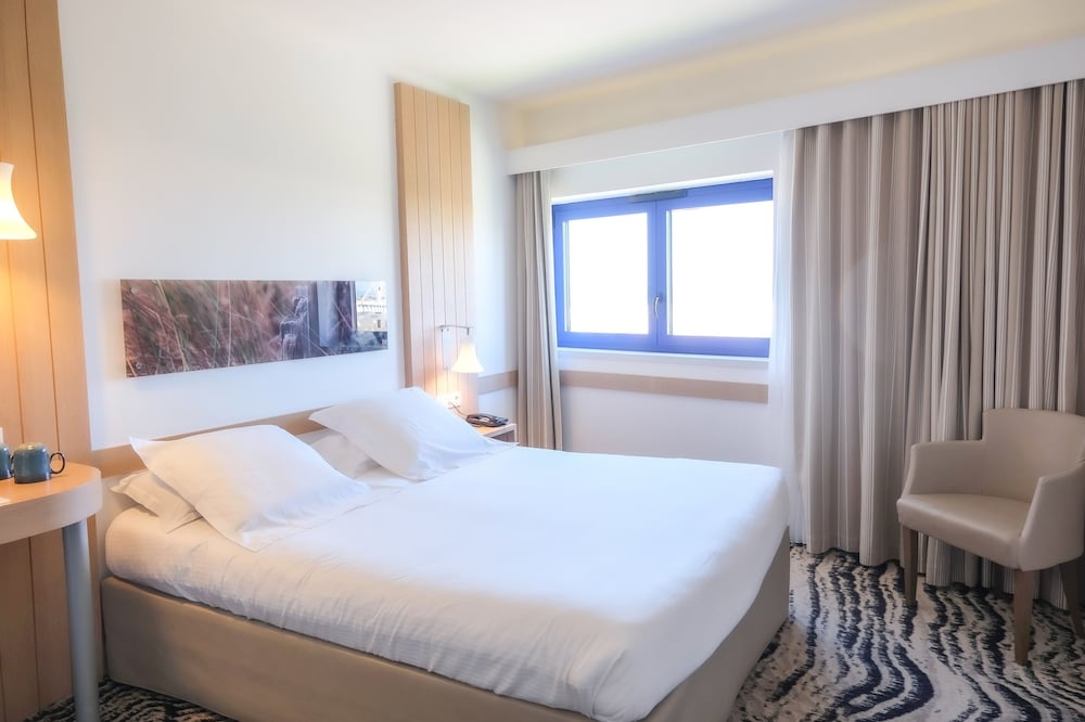 Classic Double Room, Pool Access, City View - Photo 2