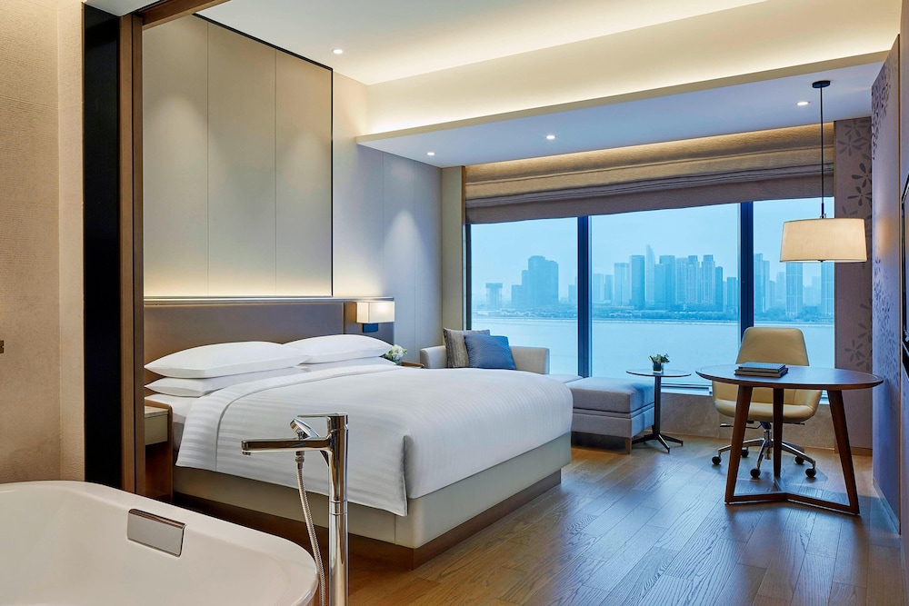 Club Room, 1 King Bed, River View photo 3