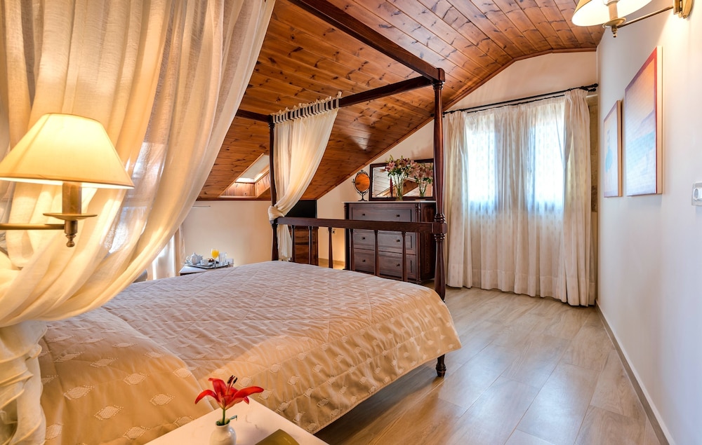 Deluxe Traditional Two Bedroom Suite