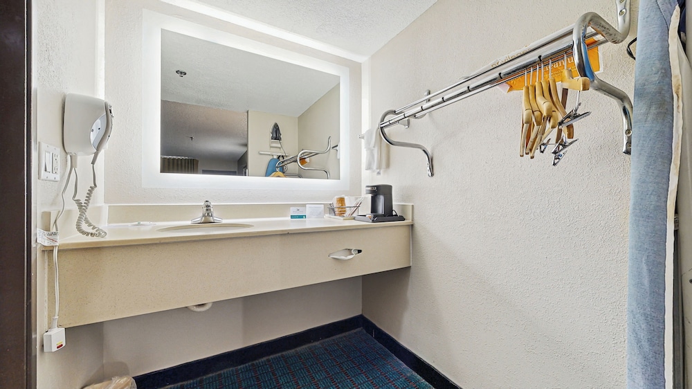 Room, 1 King Bed, Non Smoking (Efficiency) - Photo 6