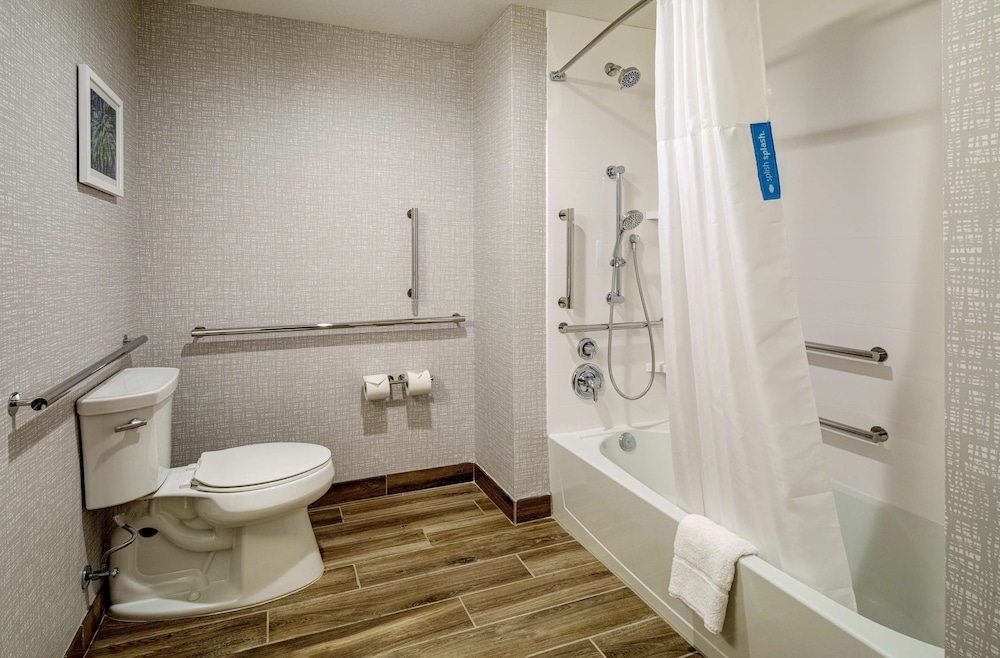Room, 2 Queen Beds, Accessible, Bathtub - Photo 5